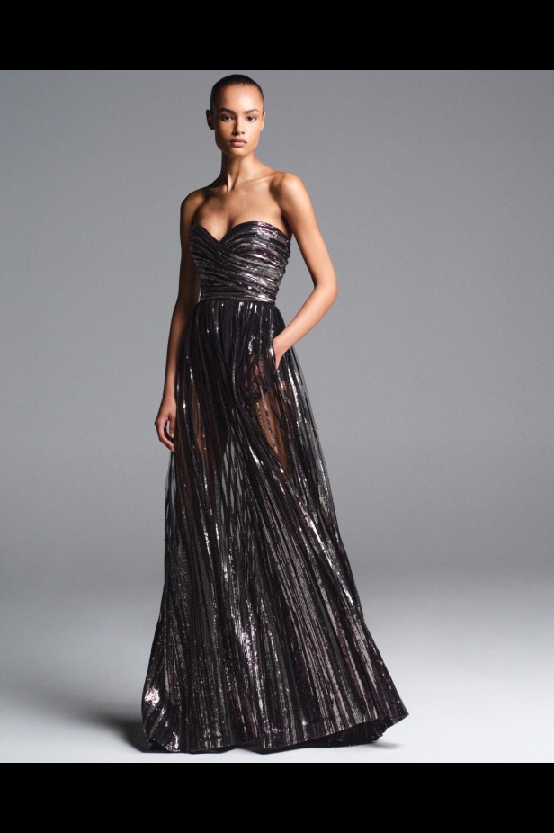 "من الفجر حتى الغسق"... أناقة مجموعة إيلي صعب Resort 2026 لكل لحظة