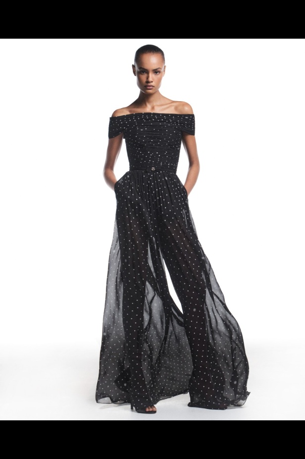 "من الفجر حتى الغسق"... أناقة مجموعة إيلي صعب Resort 2026 لكل لحظة