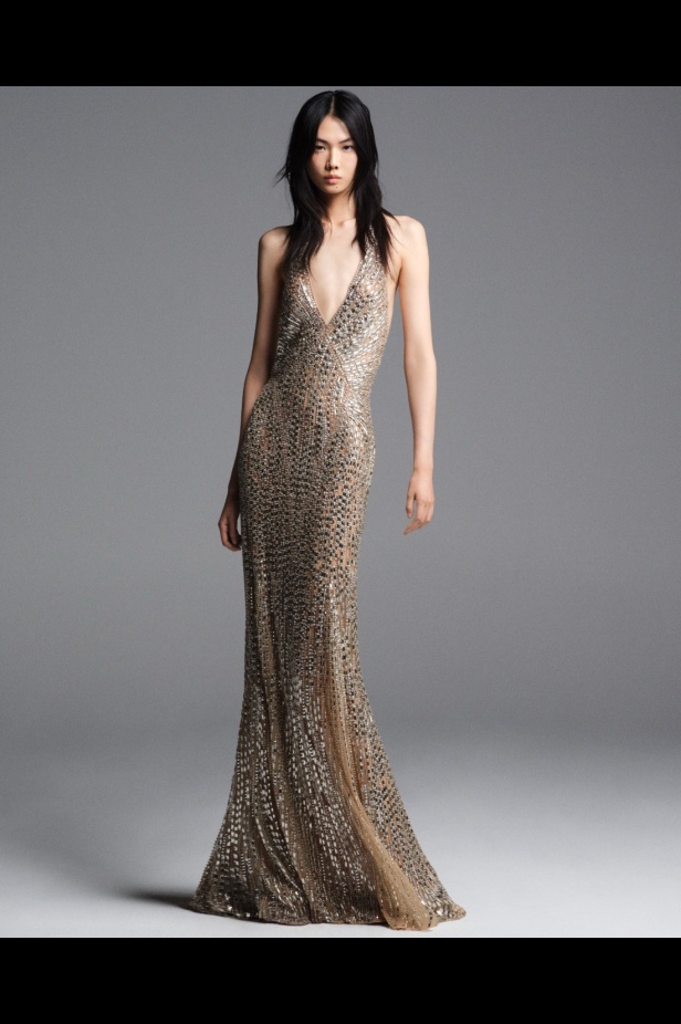 "من الفجر حتى الغسق"... أناقة مجموعة إيلي صعب Resort 2026 لكل لحظة