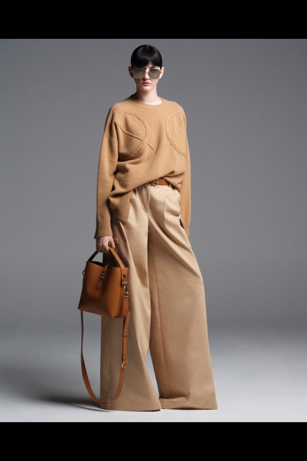 "من الفجر حتى الغسق"... أناقة مجموعة إيلي صعب Resort 2026 لكل لحظة