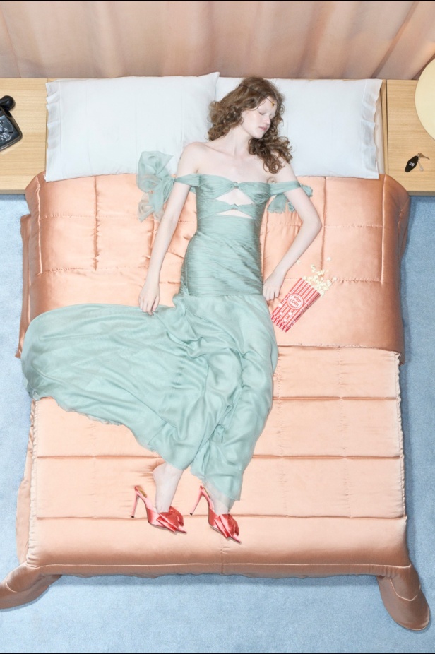 مجموعة فالنتينو "ريزورت 2026"... الأحلام تتفسّر بتصاميم أنثوية انسيابية 