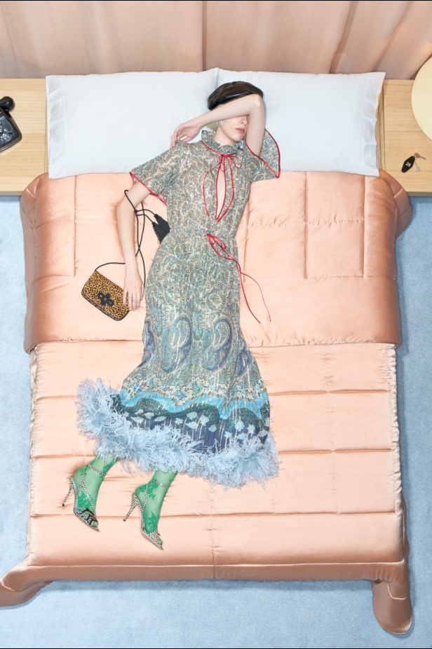 مجموعة فالنتينو "ريزورت 2026"... الأحلام تتفسّر بتصاميم أنثوية انسيابية 