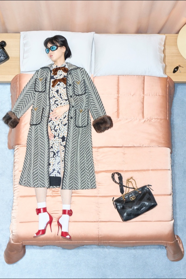 مجموعة فالنتينو "ريزورت 2026"... الأحلام تتفسّر بتصاميم أنثوية انسيابية 