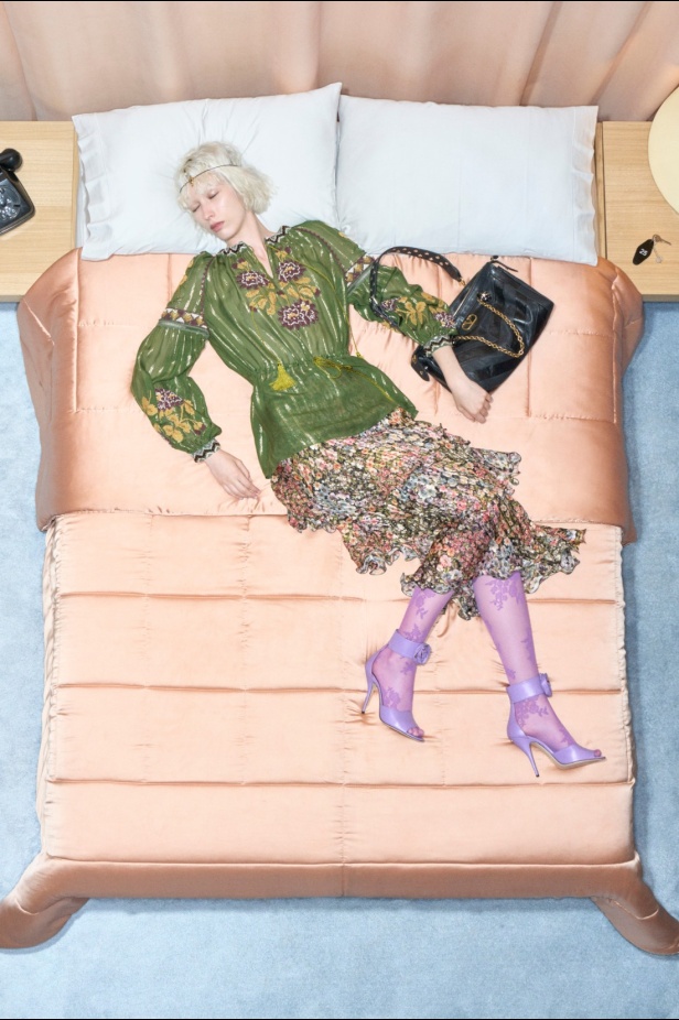 مجموعة فالنتينو "ريزورت 2026"... الأحلام تتفسّر بتصاميم أنثوية انسيابية 