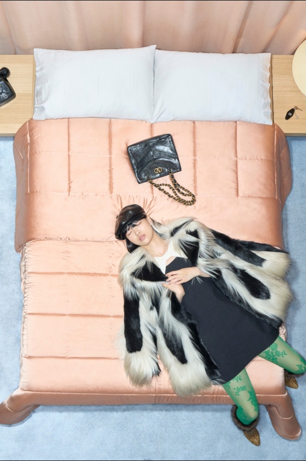 مجموعة فالنتينو "ريزورت 2026"... الأحلام تتفسّر بتصاميم أنثوية انسيابية 