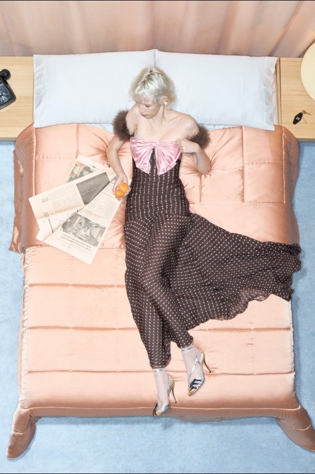 مجموعة فالنتينو "ريزورت 2026"... الأحلام تتفسّر بتصاميم أنثوية انسيابية 