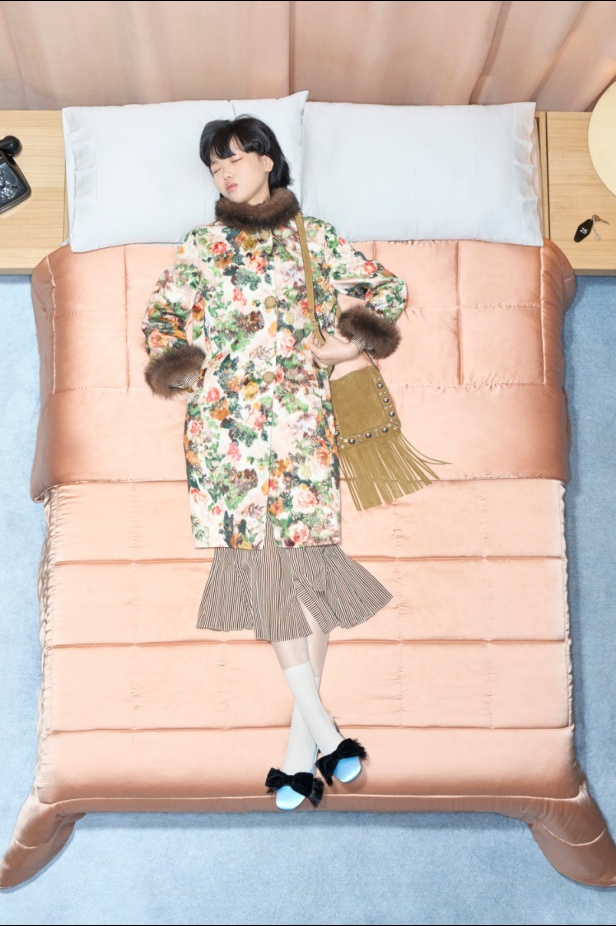 مجموعة فالنتينو "ريزورت 2026"... الأحلام تتفسّر بتصاميم أنثوية انسيابية 