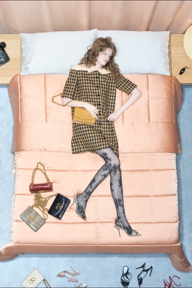 مجموعة فالنتينو "ريزورت 2026"... الأحلام تتفسّر بتصاميم أنثوية انسيابية 