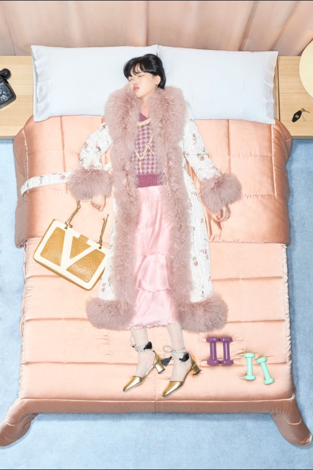 مجموعة فالنتينو "ريزورت 2026"... الأحلام تتفسّر بتصاميم أنثوية انسيابية 