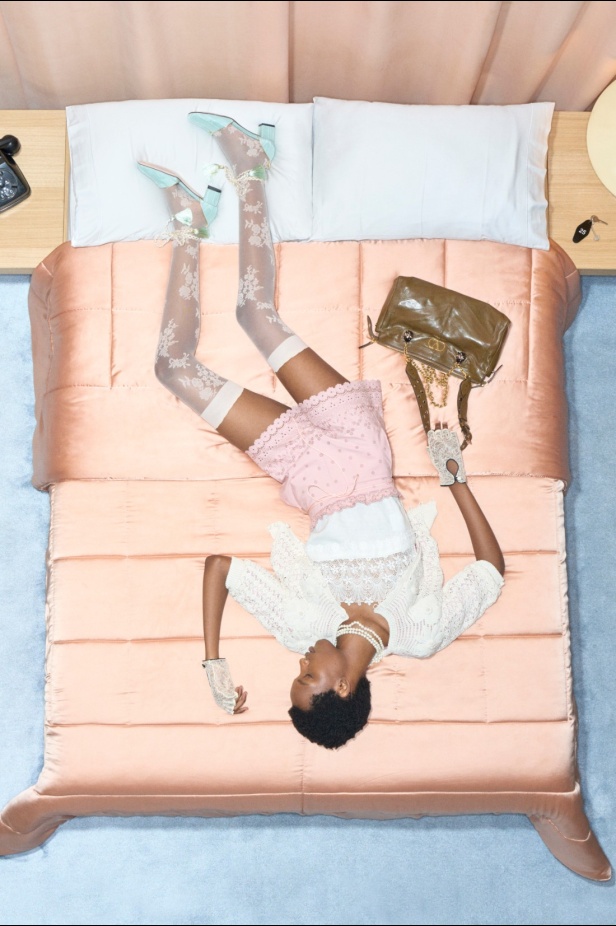 مجموعة فالنتينو "ريزورت 2026"... الأحلام تتفسّر بتصاميم أنثوية انسيابية 