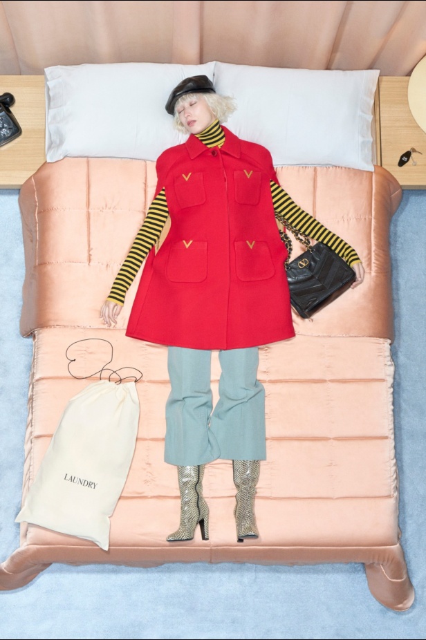 مجموعة فالنتينو "ريزورت 2026"... الأحلام تتفسّر بتصاميم أنثوية انسيابية 