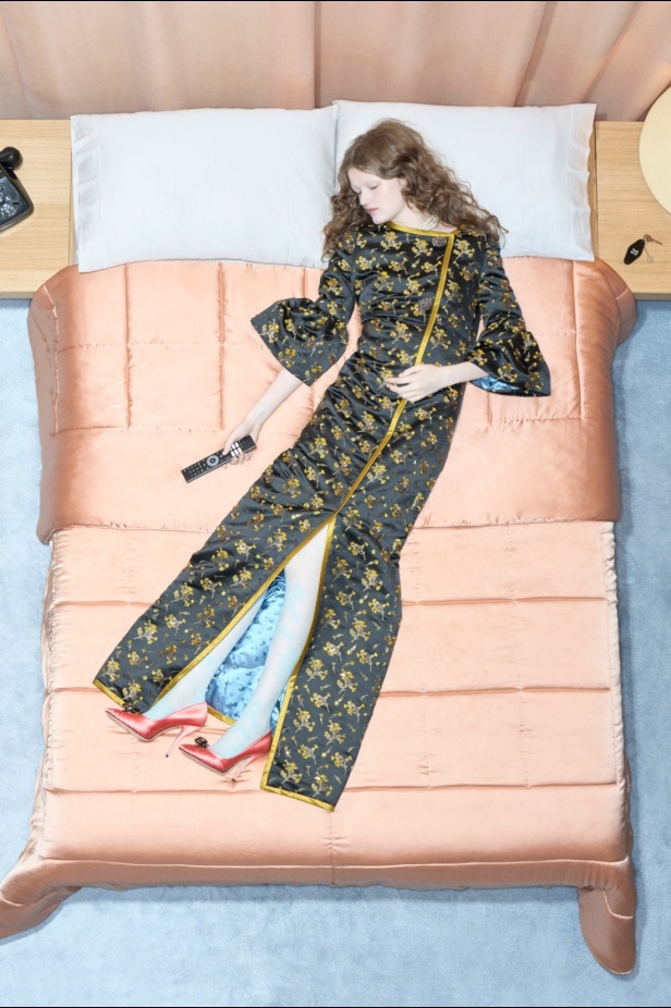 مجموعة فالنتينو "ريزورت 2026"... الأحلام تتفسّر بتصاميم أنثوية انسيابية 