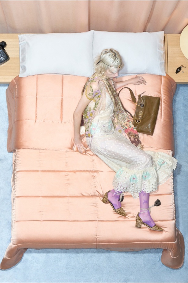 مجموعة فالنتينو "ريزورت 2026"... الأحلام تتفسّر بتصاميم أنثوية انسيابية 