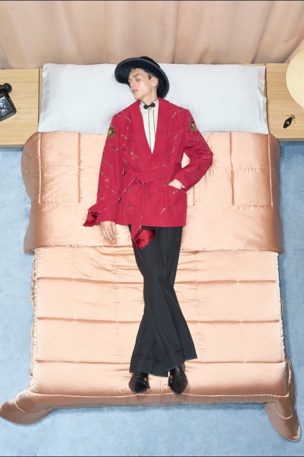 مجموعة فالنتينو "ريزورت 2026"... الأحلام تتفسّر بتصاميم أنثوية انسيابية 