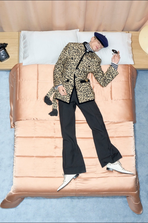 مجموعة فالنتينو "ريزورت 2026"... الأحلام تتفسّر بتصاميم أنثوية انسيابية 