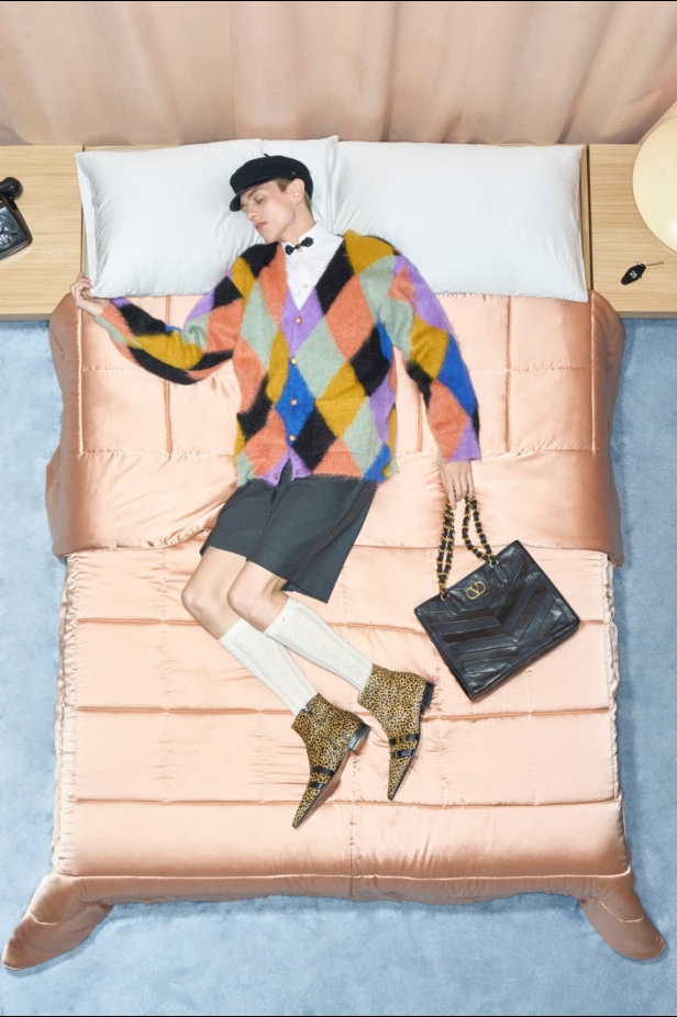 مجموعة فالنتينو "ريزورت 2026"... الأحلام تتفسّر بتصاميم أنثوية انسيابية 