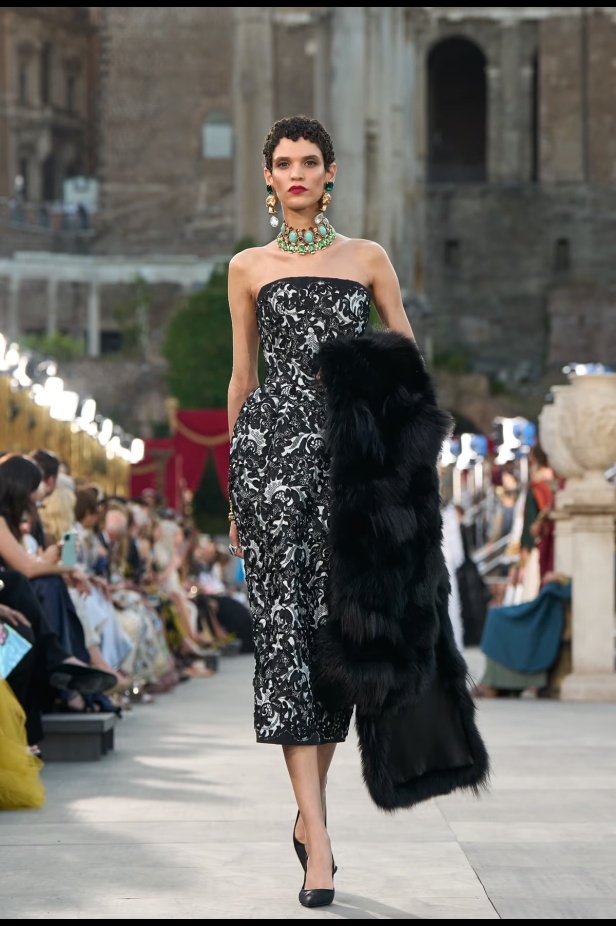 مجموعة ألتا مودا من دولتشي أند غابانا تحيي أساطير روما القديمة وأناقة عصر الخمسينيات الذهبي