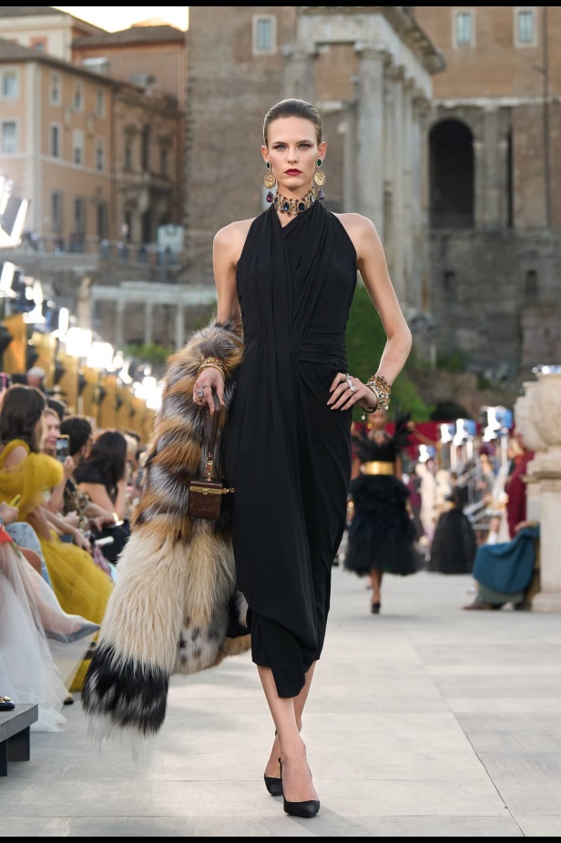 مجموعة ألتا مودا من دولتشي أند غابانا تحيي أساطير روما القديمة وأناقة عصر الخمسينيات الذهبي