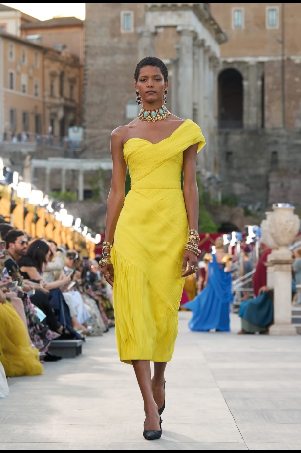 مجموعة ألتا مودا من دولتشي أند غابانا تحيي أساطير روما القديمة وأناقة عصر الخمسينيات الذهبي