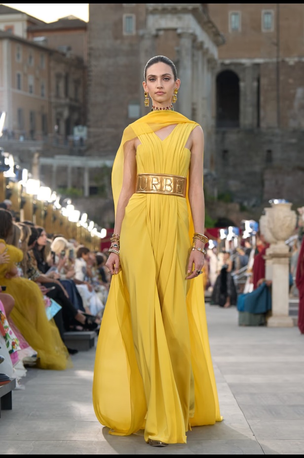 مجموعة ألتا مودا من دولتشي أند غابانا تحيي أساطير روما القديمة وأناقة عصر الخمسينيات الذهبي