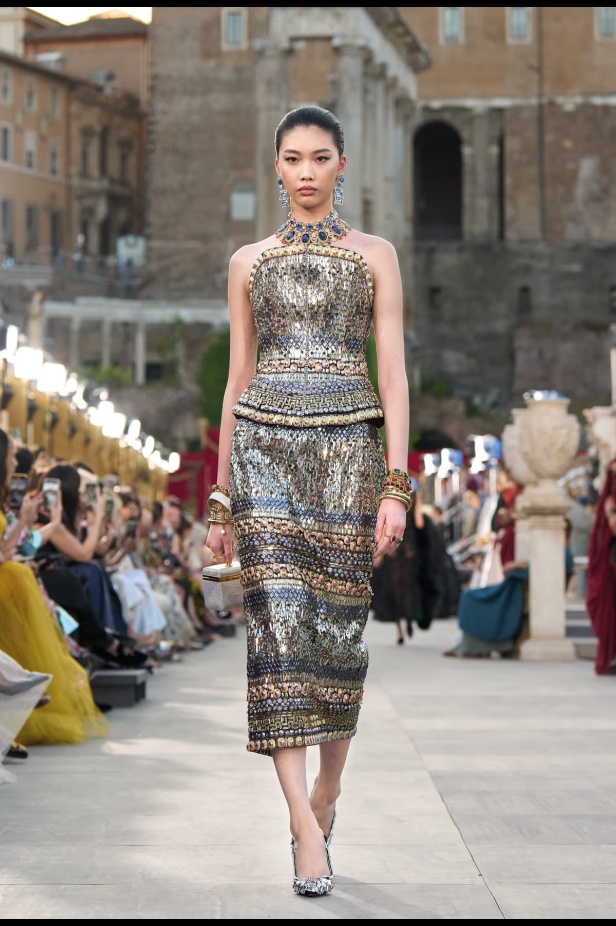 مجموعة ألتا مودا من دولتشي أند غابانا تحيي أساطير روما القديمة وأناقة عصر الخمسينيات الذهبي