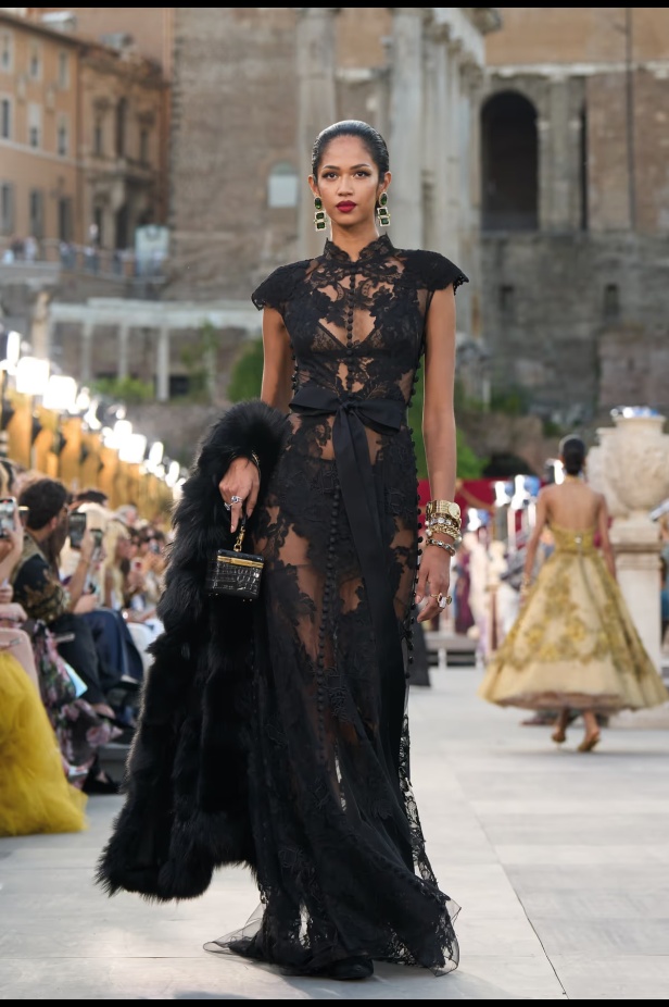 مجموعة ألتا مودا من دولتشي أند غابانا تحيي أساطير روما القديمة وأناقة عصر الخمسينيات الذهبي