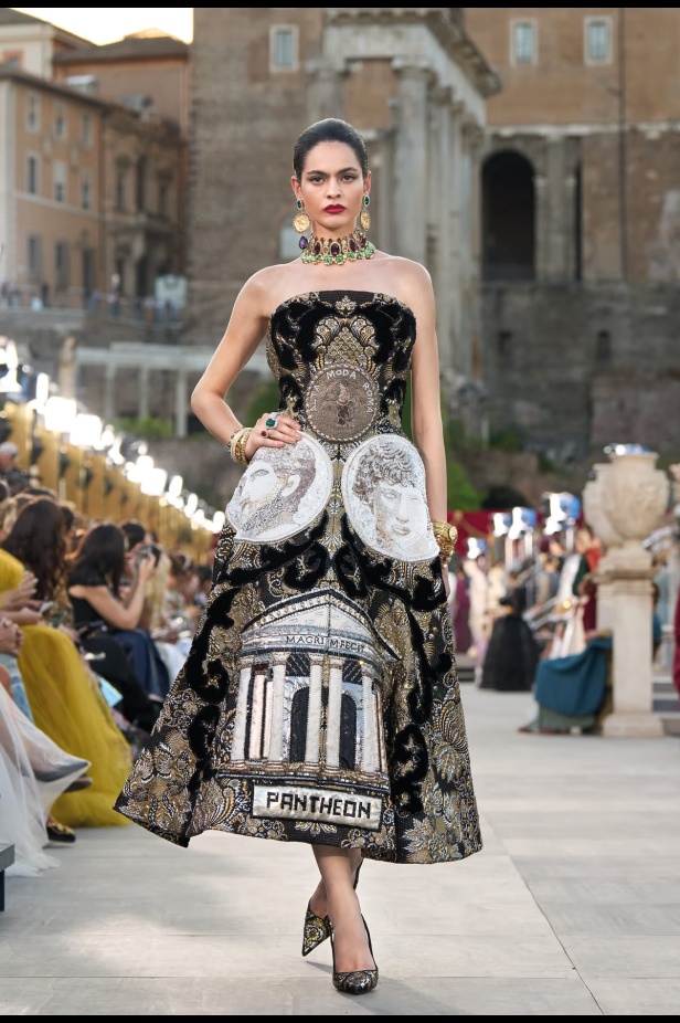 مجموعة ألتا مودا من دولتشي أند غابانا تحيي أساطير روما القديمة وأناقة عصر الخمسينيات الذهبي