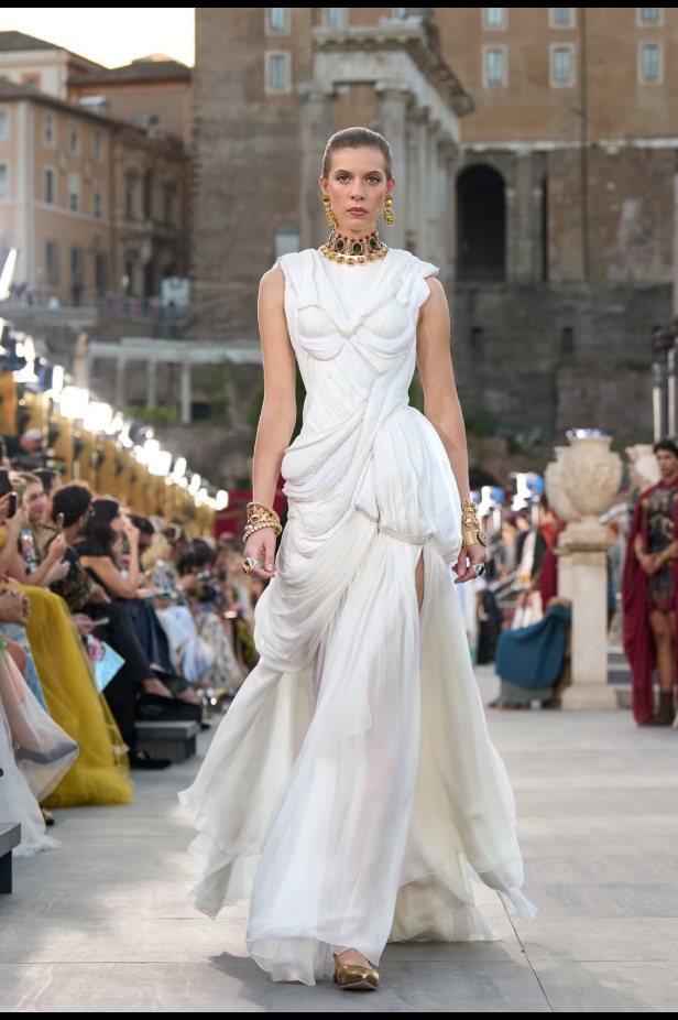 مجموعة ألتا مودا من دولتشي أند غابانا تحيي أساطير روما القديمة وأناقة عصر الخمسينيات الذهبي