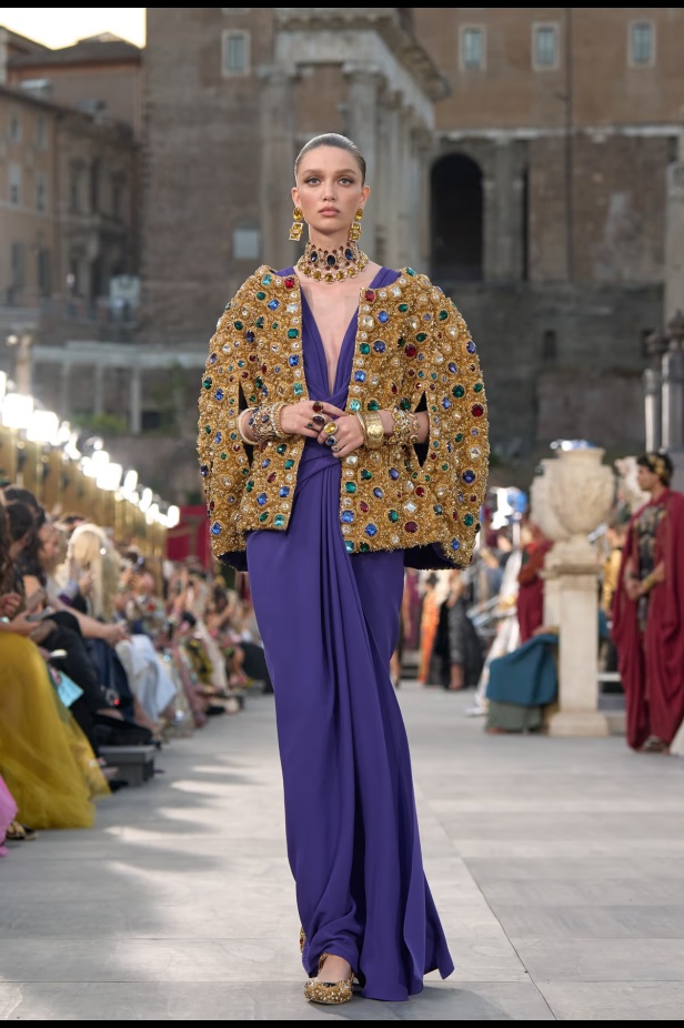 مجموعة ألتا مودا من دولتشي أند غابانا تحيي أساطير روما القديمة وأناقة عصر الخمسينيات الذهبي