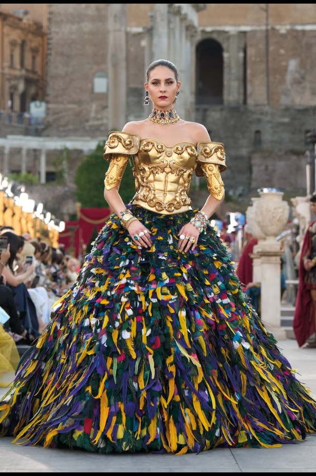 مجموعة ألتا مودا من دولتشي أند غابانا تحيي أساطير روما القديمة وأناقة عصر الخمسينيات الذهبي