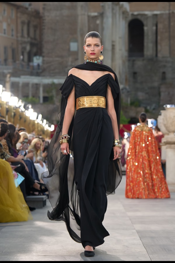 مجموعة ألتا مودا من دولتشي أند غابانا تحيي أساطير روما القديمة وأناقة عصر الخمسينيات الذهبي