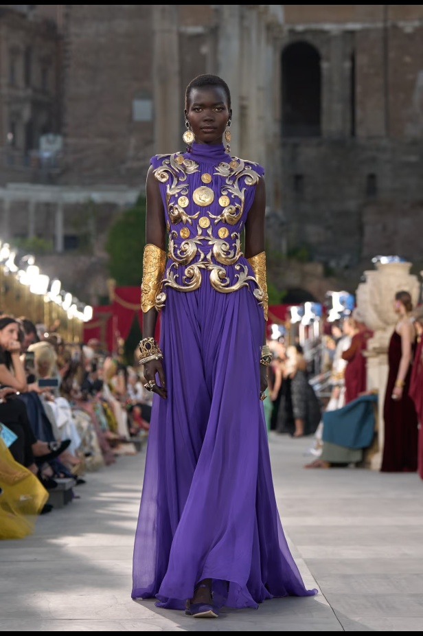 مجموعة ألتا مودا من دولتشي أند غابانا تحيي أساطير روما القديمة وأناقة عصر الخمسينيات الذهبي