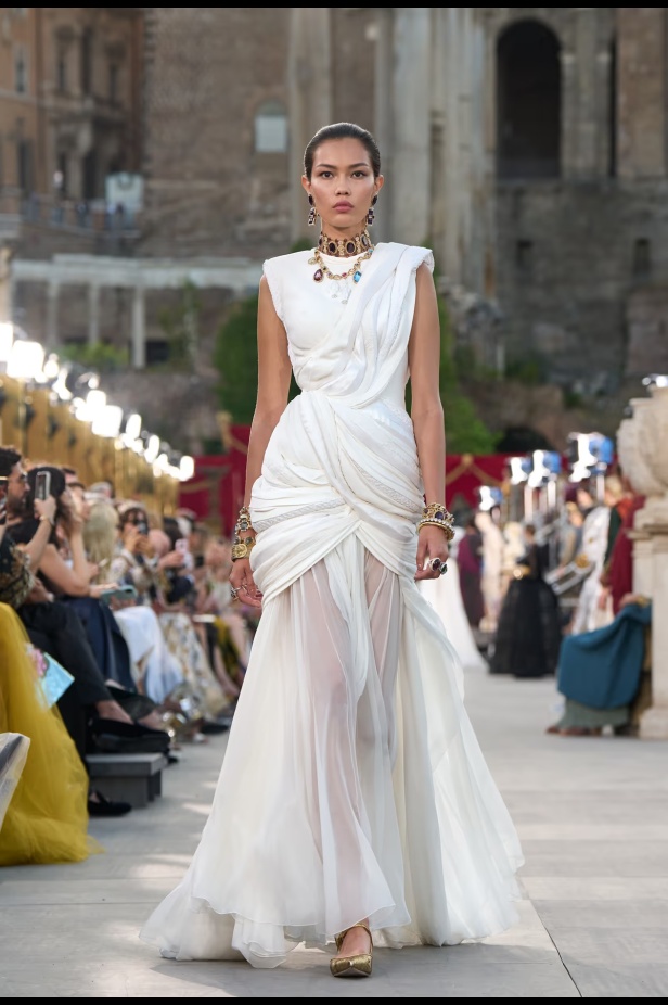 مجموعة ألتا مودا من دولتشي أند غابانا تحيي أساطير روما القديمة وأناقة عصر الخمسينيات الذهبي