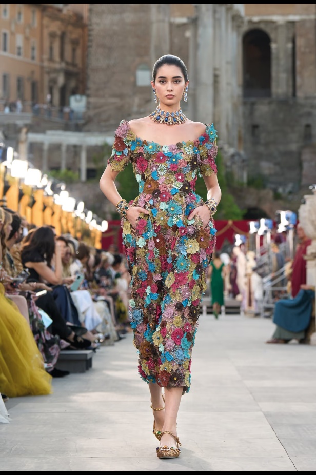 مجموعة ألتا مودا من دولتشي أند غابانا تحيي أساطير روما القديمة وأناقة عصر الخمسينيات الذهبي