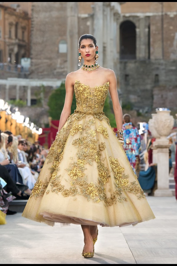 مجموعة ألتا مودا من دولتشي أند غابانا تحيي أساطير روما القديمة وأناقة عصر الخمسينيات الذهبي