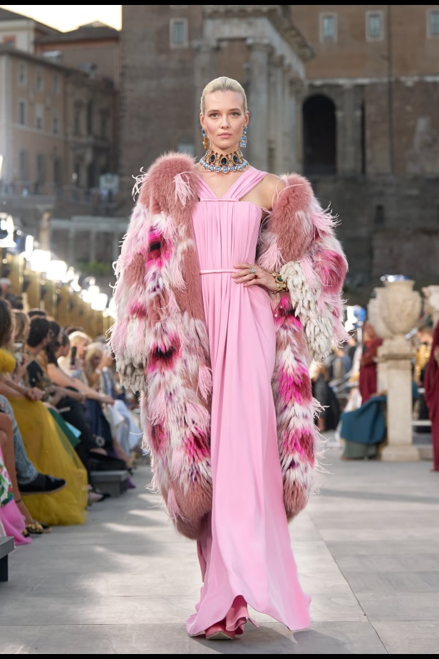 مجموعة ألتا مودا من دولتشي أند غابانا تحيي أساطير روما القديمة وأناقة عصر الخمسينيات الذهبي