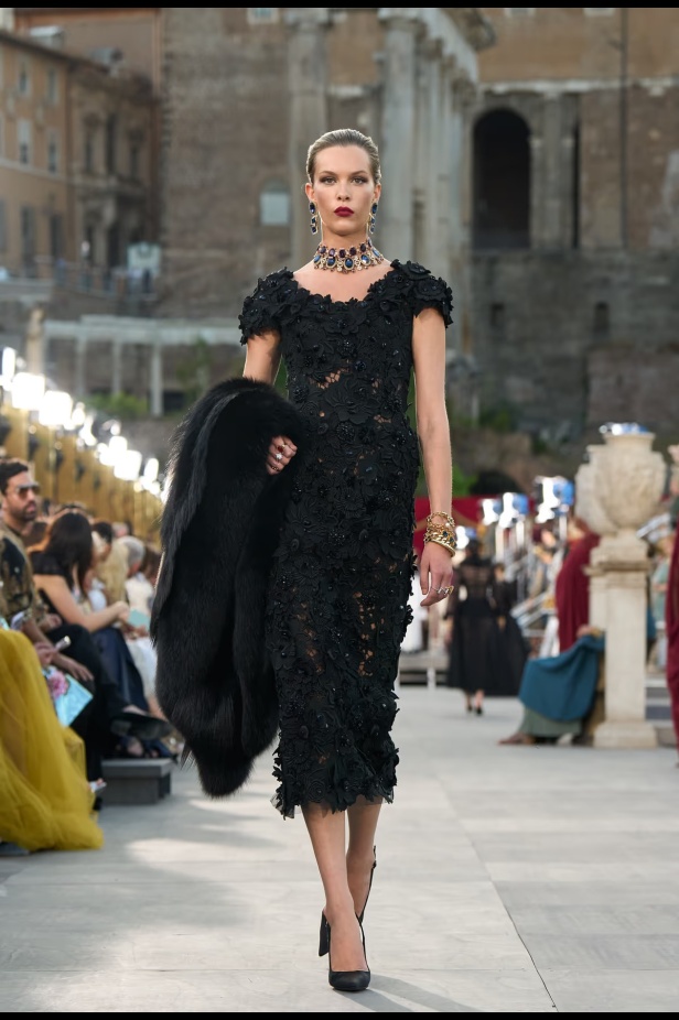 مجموعة ألتا مودا من دولتشي أند غابانا تحيي أساطير روما القديمة وأناقة عصر الخمسينيات الذهبي