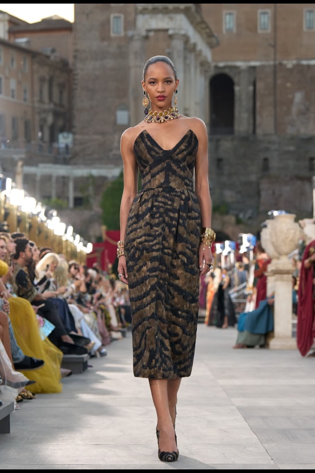 مجموعة ألتا مودا من دولتشي أند غابانا تحيي أساطير روما القديمة وأناقة عصر الخمسينيات الذهبي