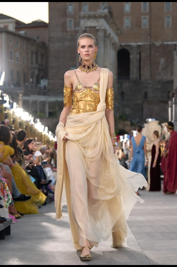 مجموعة ألتا مودا من دولتشي أند غابانا تحيي أساطير روما القديمة وأناقة عصر الخمسينيات الذهبي