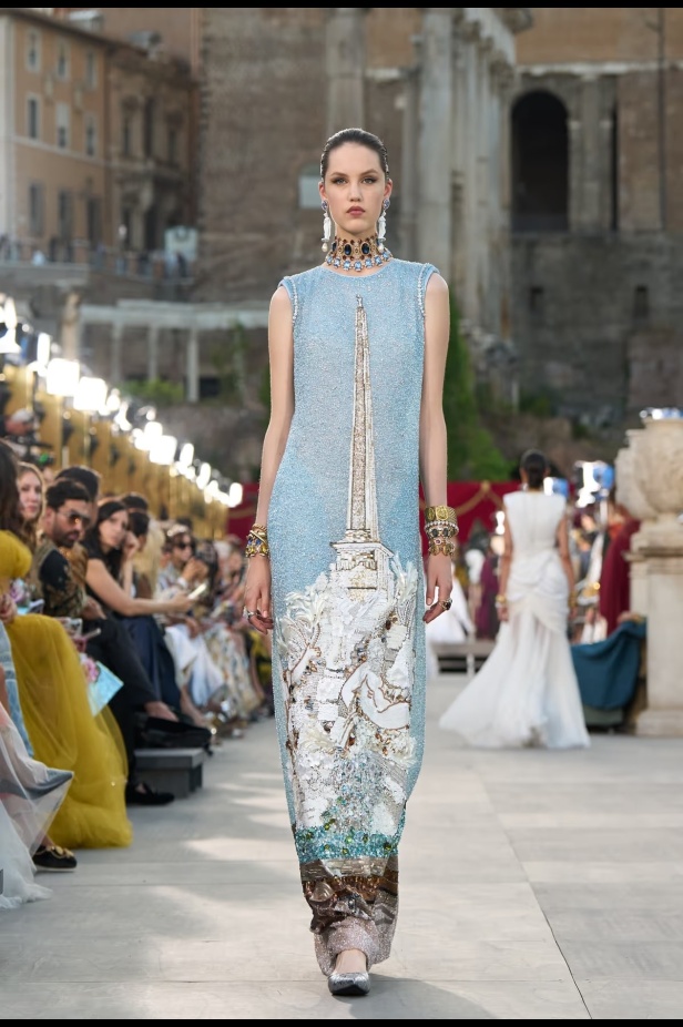 مجموعة ألتا مودا من دولتشي أند غابانا تحيي أساطير روما القديمة وأناقة عصر الخمسينيات الذهبي