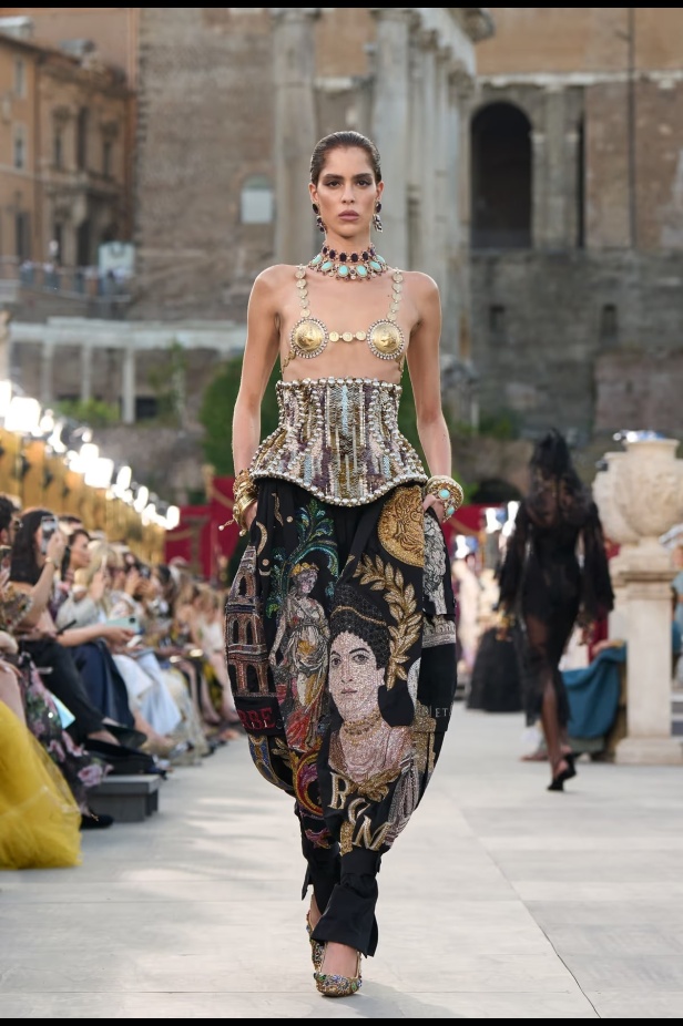 مجموعة ألتا مودا من دولتشي أند غابانا تحيي أساطير روما القديمة وأناقة عصر الخمسينيات الذهبي