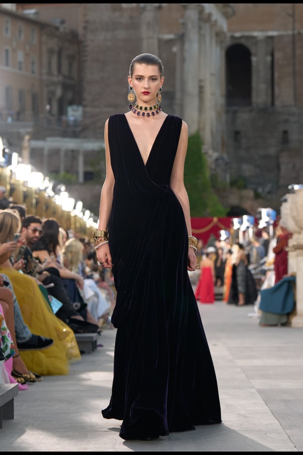 مجموعة ألتا مودا من دولتشي أند غابانا تحيي أساطير روما القديمة وأناقة عصر الخمسينيات الذهبي