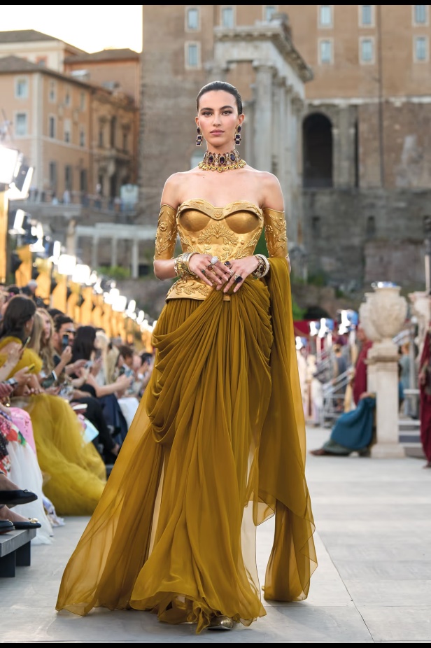 مجموعة ألتا مودا من دولتشي أند غابانا تحيي أساطير روما القديمة وأناقة عصر الخمسينيات الذهبي