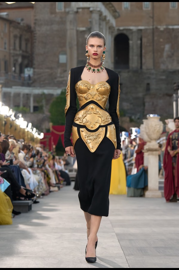 مجموعة ألتا مودا من دولتشي أند غابانا تحيي أساطير روما القديمة وأناقة عصر الخمسينيات الذهبي