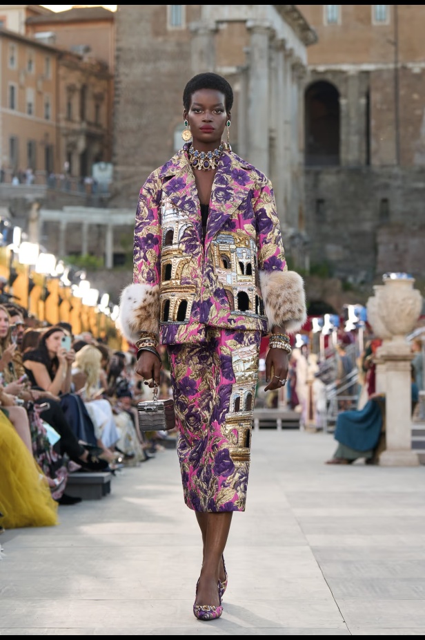 مجموعة ألتا مودا من دولتشي أند غابانا تحيي أساطير روما القديمة وأناقة عصر الخمسينيات الذهبي