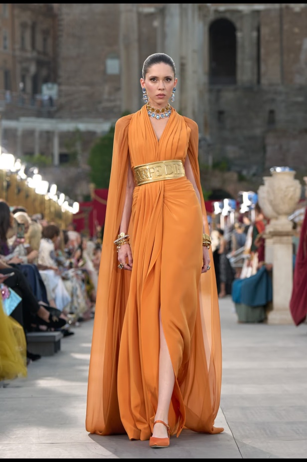 مجموعة ألتا مودا من دولتشي أند غابانا تحيي أساطير روما القديمة وأناقة عصر الخمسينيات الذهبي