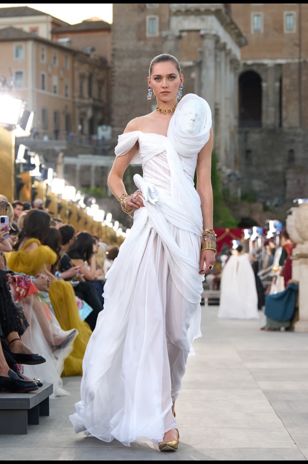 مجموعة ألتا مودا من دولتشي أند غابانا تحيي أساطير روما القديمة وأناقة عصر الخمسينيات الذهبي