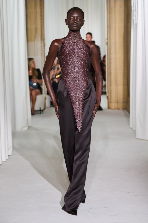 Ashi Studio خريف وشتاء 2025 للأزياء الراقية: عالم من الذكريات وفوضى شاعرية مُتقنة (فيديو) 