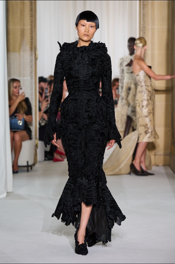 Ashi Studio خريف وشتاء 2025 للأزياء الراقية: عالم من الذكريات وفوضى شاعرية مُتقنة (فيديو) 