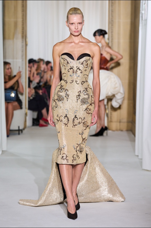 Ashi Studio خريف وشتاء 2025 للأزياء الراقية: عالم من الذكريات وفوضى شاعرية مُتقنة (فيديو) 